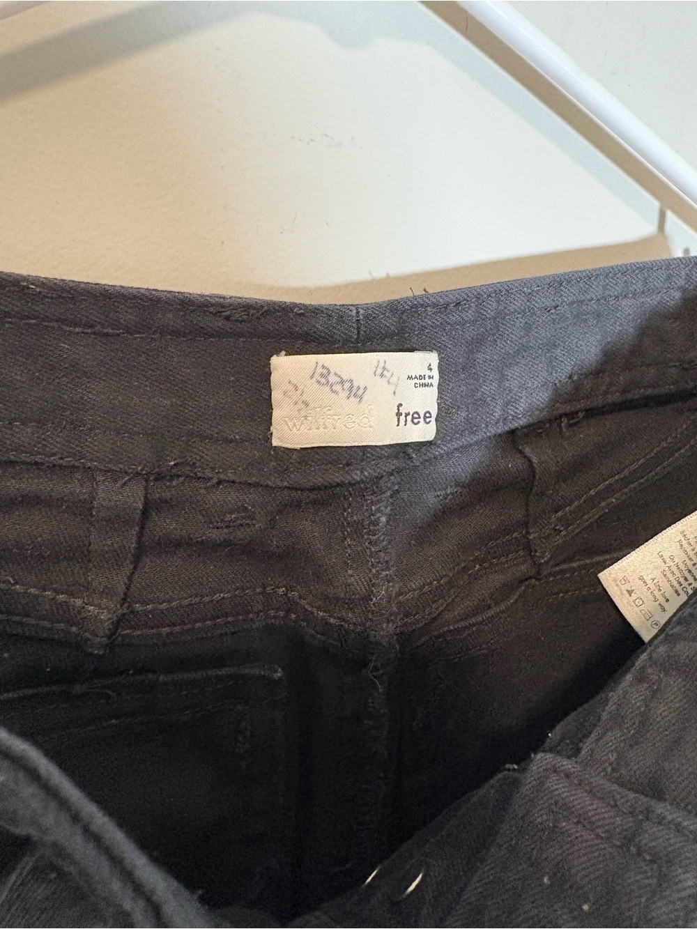 Aritzia Wilfred Free High-Rise Utility Straight Leg Jeans/Pant- Black / Size 4 - Picture 9 of 10